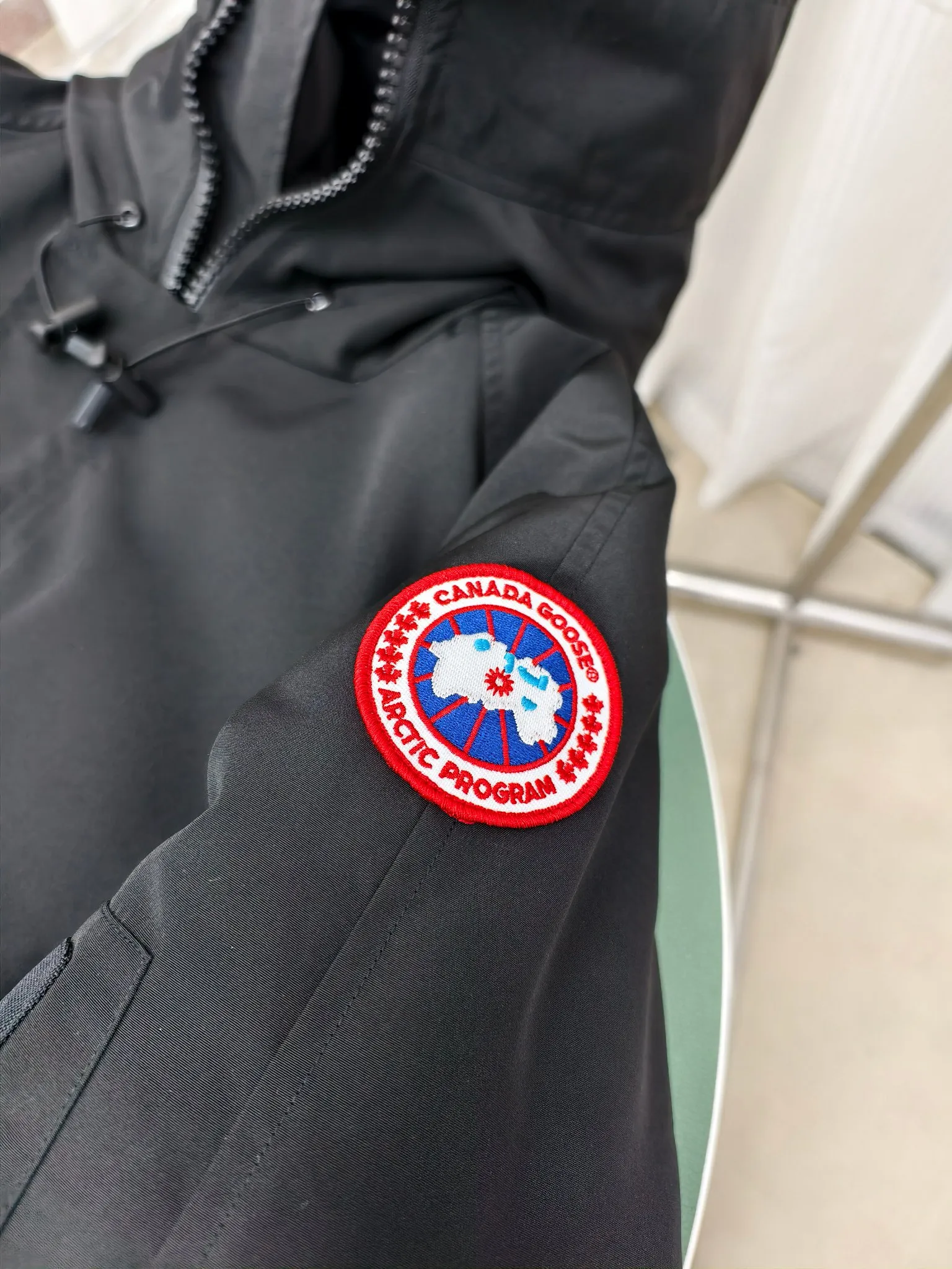 P720 ————2050M model/new 01 model (high version) Canada goose Canada Goose Chilliwack bomber jacket is one of our popular styles. The upgraded version adopts streamlined hood details and improved trimmings. The Chilliwack bomber jacket was originally designed for pilots in the post-war no-man's land in northern Canada. It is durable, warm and easy to move. The inside is filled with white duck down, which has higher thermal insulation performance. Chilliwack's iconic style, enduring popularity, is a popular jacket from Canada Goose. Customize your parka with our variety of interchangeable hood trim accessories to extend the coverage of your hood. Hip-length, the bomber jacket's knitted cuffs and hem are mid-length for freedom of movement. Rib knit cuffs and hem improve fit and seal in heat.  2050M is an upgraded version of the old version 01. Color: black, gray, off-white, navy. Size: XS-2XL